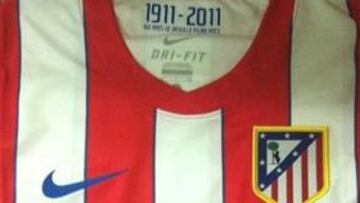 <b>CONMEMORATIVA. </b>Detalle frontal de la nueva camiseta del Atlético.