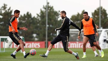 Varane pugna con Benzema por el balón mientras Casemiro observa.
