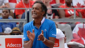 Yannick Noah, capit&aacute;n franc&eacute;s de Copa Davis, anima a Gilles Simon durante la eliminatoria ante Canad&aacute;.