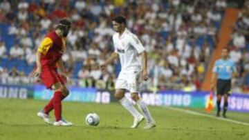 Pedro Mendes encara a un jugador del Galatasaray durante el Trofeo Bernabéu.