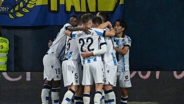 Los jugadores de la Real Sociedad celebran uno de sus goles.