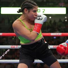Marlen Esparza retains flyweight titles by defeating Eva Guzmán