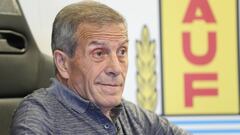 MON101. MONTEVIDEO (URUGUAY), 14/12/2017. El entrenador de la selecci&oacute;n uruguaya de f&uacute;tbol, &Oacute;scar Washington Tab&aacute;rez, habla durante una entrevista con Efe hoy, jueves 14 de diciembre de 2017, en Montevideo (Uruguay). Con la &quot;expectativa&quot; de contar con un &quot;espectro elegible&quot; de jugadores de m&aacute;s calidad para el Mundial, el seleccionador uruguayo cont&oacute; que Rusia 2018 ser&aacute; un torneo de &quot;sorpresas&quot; en el que la presencia de Islandia ya le roba toda su curiosidad. EFE/Ra&uacute;l Mart&iacute;nez