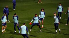 Pablo Barrios, Giménez, Koke, Witsel y Hermoso tratan de quitarle la pelota a Carrasco en un entrenamiento del Atlético en el Cerro. Vuelta al infierno.