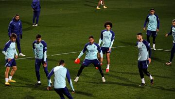 Pablo Barrios, Giménez, Koke, Witsel y Hermoso tratan de quitarle la pelota a Carrasco en un entrenamiento del Atlético en el Cerro. Vuelta al infierno.