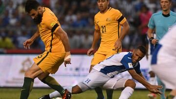 Australia&#039;s Mile Jedinak (L) and Honduras&#039; Alex Lopez vie for the ball during the first leg football match of their 2018 World Cup qualifying play-off in San Pedro Sula, Honduras, on November 10, 2017. / AFP PHOTO / Orlando SIERRA