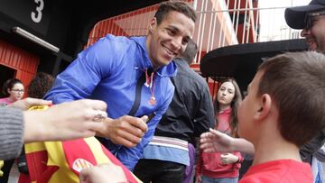 04/04/15  VALENCIA CF - PAISANO 
 RODRIGO FIRMANDO AUTOGRAFOS 
  SEGUIDORES 