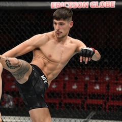 Joel Álvarez firma con el manager de Khabib y Usman