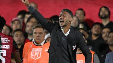 ROSARIO, ARGENTINA - APRIL 16: Martin Demichelis coach of River Plate gestures during a Liga Profesional 2023 match between Newell's Old Boys and River Plate at Marcelo Bielsa Stadium on April 16, 2023 in Rosario, Argentina.  (Photo by Diego Alberto Haliasz/Getty Images)