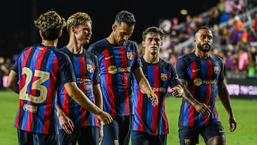 USA9270. FORT LAUDERDALE (FL, EEUU), 19/07/2022.- Los jugadores del FC Barcelona (i-d) Riqui Puig, Sergio Busquests, Gavi, y Memphis Depay, celebran un gol hoy, en un partido amistoso entre el Inter Miami CF y el FC Barcelona, en el Estadio DRV PNK en Fort Lauderdale, Florida (EEUU). EFE/ Giorgio Viera
