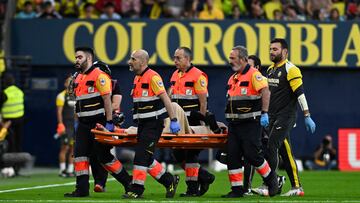 VILLARREAL (CASTELLÓN), 09/11/2024.- El delantero del Villarreal Ilias Akhomach (c) se retira en camilla tras sufrir una lesión durante el partido de LaLiga entre el Villarreal y el Alavés, este sábado en el estadio de la Cerámica. EFE/ Andreu Esteban