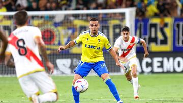 Gonzalo Escalante controlando una pelota en un encuentro frente al Rayo Vallecano.