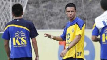 <b>PRIMER DÍA DE TRABAJO. </b>El técnico Sergio Lobera habló ayer mucho con sus nuevos jugadores.