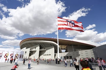 Desde las 10:00 de la ma?ana los aficionados atl¨¦ticos celebran el estreno del nuevo estadio rojiblanco Wanda Metropolitano en los alrededores del estadio.