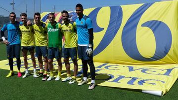 Jugadores del Villarreal con la pancarta homenaje.