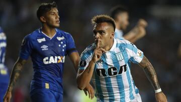 BAS34. BUENOS AIRES (ARGENTINA) 27/02/2018.- Lautaro Martinez (d) de Racing celebra luego de anotar un gol contra Cruzeiro hoy, martes 27 de febrero de 2018, durante un partido de la Copa Libertadores que se juega en el estadio Presidente Per&oacute;n en Buenos Aires (Argentina). EFE/David Fern&aacute;ndez