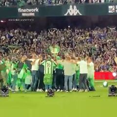 Nadie había reparado en esto durante la celebración del Betis y es digno de admirar