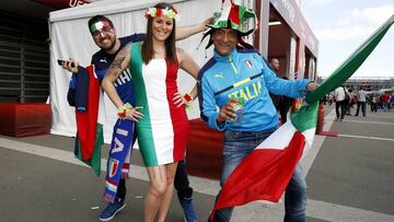 Fabrizio, Verónica y Emilio son de Nápoles y vaticinan una clasificación italiana en los penaltis tras un 1-1.