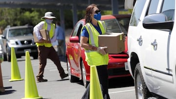 Vallejo (United States), 25/06/2020.- Members of Six Flags Discovery Kingdom, the Food Bank of Contra Costa and Solano and volunteers help distribute food to people in need during a community drive-thru distribution at the Six Flags Discovery Kingdom park