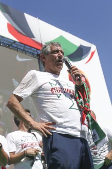 Fernando Santos en la celebración con la afición.