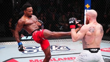 Lerone Murphy golpea a Josh Emmett en el UFC Vegas 105.