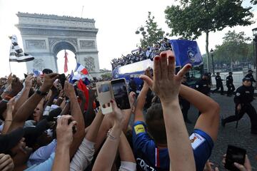 La selección francesa ha llegado al aeropuerto Roissy-Charles de Gaulle rodeado de una gran espectación. Después se han subido al clásico autobús para recorrer las calles de París y celebrar la segunda estrella con los aficionados.