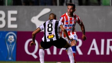 AME5064. BELO HORIZONTE (BRASIL), 20/02/2020.- Jair (i) del Atl&eacute;tico Mineiro disputa el bal&oacute;n con Gabriel Carabajal (d) de Uni&oacute;n durante el partido de vuelta por la primera ronda de la Copa Sudamericana entre Atl&eacute;tico Mineiro d