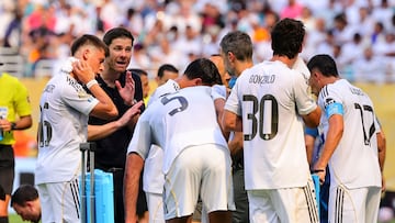 Xabi Alonso charla con sus jugadores durante la pausa de hidratación.