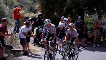 Jay Vine, Adam Yates y David Gaudu, durante la novena etapa de la Vuelta Ciclista a España, que transcurrió por Granada.