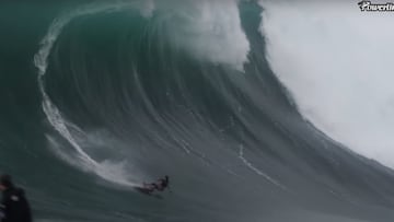 Bianca Valenti sufriendo un wipeout en Mavericks, California (EEUU).