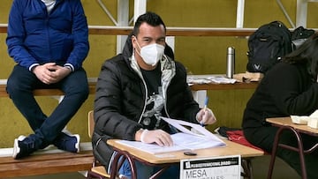 El capitán e ídolo de Colo Colo llegó a la Escuela Presidente "Riesco Errázuriz" de Maipú para participar en la Mesa 103M.