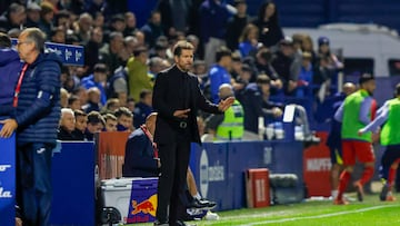 PALMA DE MALLORCA, 17/12/2025.- El entrenador del Atlético de Madrid, Diego Simeone, durante del partido de los dieciseisavos de final de la Copa del Rey que Atlético Baleares y Atlético de Madrid disputan hoy miércoles en el estadio Balear. EFE/Cati Cladera