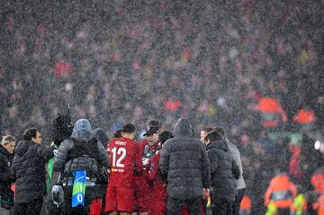 J¨¹rgen Klopp da instrucciones a sus jugadadores momentos antes de comenzar la pr¨®rroga.