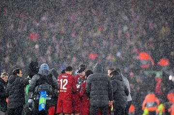 Jürgen Klopp da instrucciones a sus jugadadores momentos antes de comenzar la prórroga.