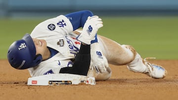 Los Angeles (United States), 26/10/2024.- Los Angeles Dodgers designated hitter Shohei Ohtani grimaces while injuring his shoulder after being caught on a steal to second base against the New York Yankees during seventh inning of the Major League Baseball (MLB) World Series game two between the American League Champion New York Yankees and the National League Champion Los Angeles Dodgers in Los Angeles, California, USA, 26 October 2024. The World Series is the best-of-seven games. (Nueva York) EFE/EPA/ALLISON DINNER
