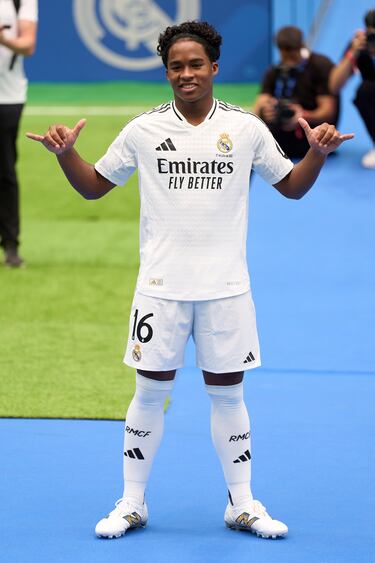 Endrick Felipe, muy feliz con la camiseta del Real Madrid. 
