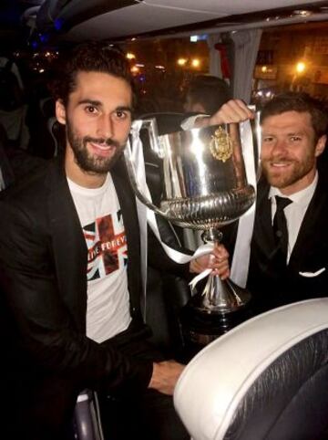 La fiesta del campeón desde las redes sociales. Arbeloa y Xabi Alonso.