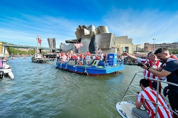 El Guggenheim de Bilbao fue testigo, por primera vez pues se construyó en 1997 y el último gran título del Athletic fue en 1984, del paso de la gabarra donde la plantilla del club vizcaíno celebra sus títulos.