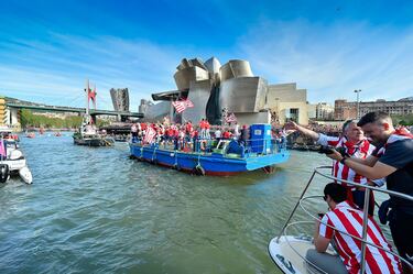 El Guggenheim de Bilbao fue testigo, por primera vez pues se construyó en 1997 y el último gran título del Athletic fue en 1984, del paso de la gabarra donde la plantilla del club vizcaíno celebra sus títulos.