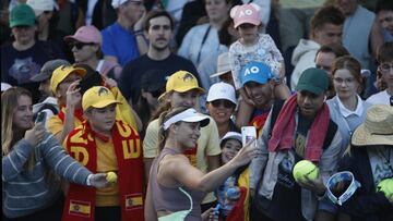 Paula Badosa se fotografía con espectadores en el Open de Australia.