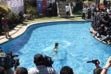 Jhendelyn Núñez cumplió con la tradición como reina del Festival de Viña del Mar, y se lanzó a la piscina del Hotel O'Higgins.