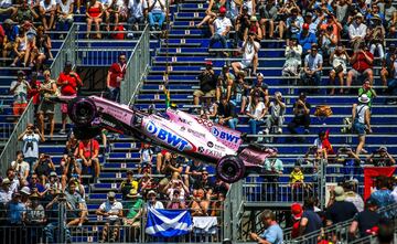La grúa retira el Force India del francés Esteban Ocón tras accidentarse en los últimos libres.