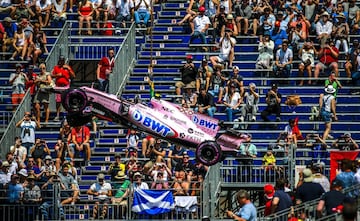 La grúa retira el Force India del francés Esteban Ocón tras accidentarse en los últimos libres.