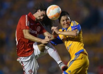 Francisco Torres y Valdivia luchan en pos del balón durante la semifinal de vuelta entre Tigres e Internacional.