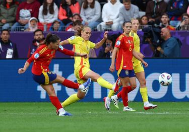 Jugada larga que acaba en un golazo. Recibe Pina en la frontal del área. Se perfila y se saca un disparo al palo largo, entrando el balón por la escuadra.