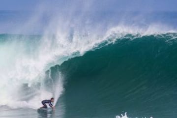 El Mundial de Surf Maui and Sons Arica Pro Tour 2015 , organizado por la Federación internacional de Surf, reune a 60 de los mejores raiders de todo el mundo. Ellos esperan domar la peligrosa ola “El Gringo” que rompe sobre las rocas, lo que la convierte en la competencia mas peligrosa en el circuito mundial.