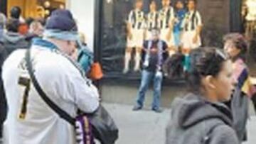 <b>MAREA BLANCA. </b>Lo madridistas pasearon por Turín ataviados con los colores del equipo blanco.