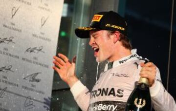 Nico Rosberg de Mercedes celebrando en el podio su victoria en el Gran Premiode Australia en el circuito de Albert Park en Melbourne.