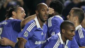 <b>EN LO MÁS ALTO.</b> El Chelsea de Luiz Felipe Scolari se sitúa líder al ganar con comodidad al Stoke, en una jornada en la que el Liverpool venció ante el Everton , el Manchester al Bolton y el Arsenal cayó derrotado frente al Hull.