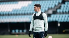 El delantero vigu&eacute;s Santi Mina, durante un entrenamiento del Celta en Bala&iacute;dos. 